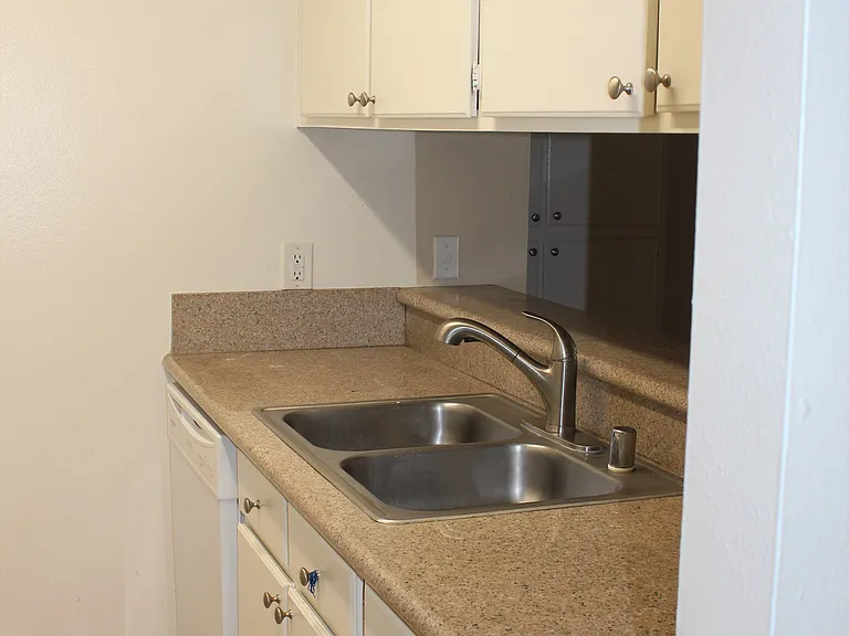 1375 Midvale Apartments — Photo 61