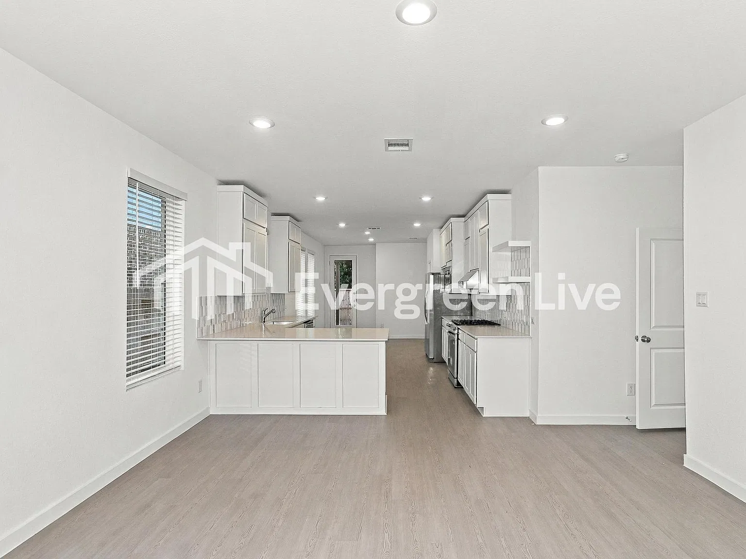 4 bed, 2.0 bath, 1655 sqft, $1,990 — Photo 2