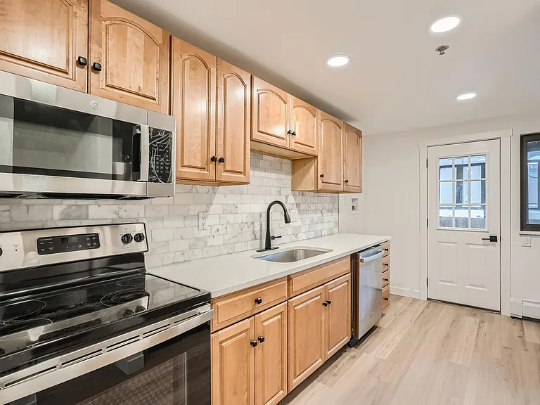 435 Manhattan Dr #C — Photo 6
