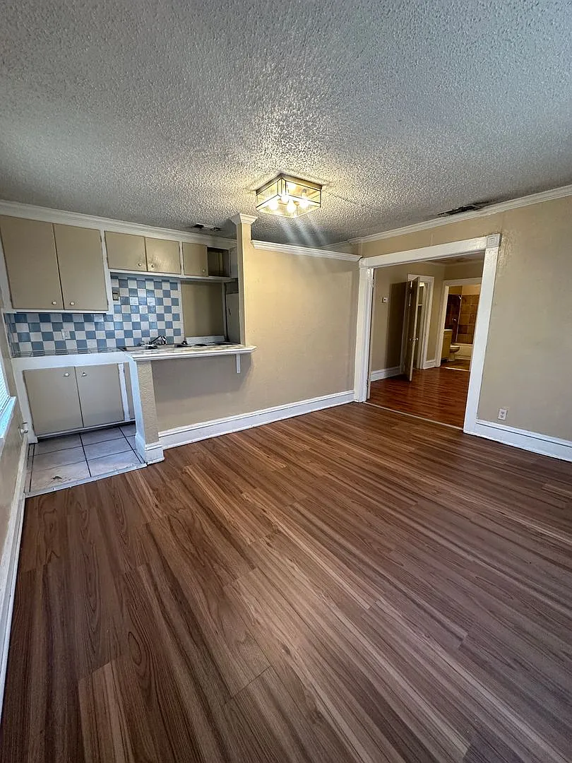 3602 S Polk- Triplex — Photo 2