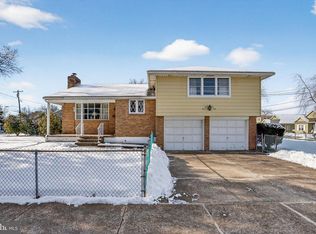 10 Taylor St, Bristol, PA 19007