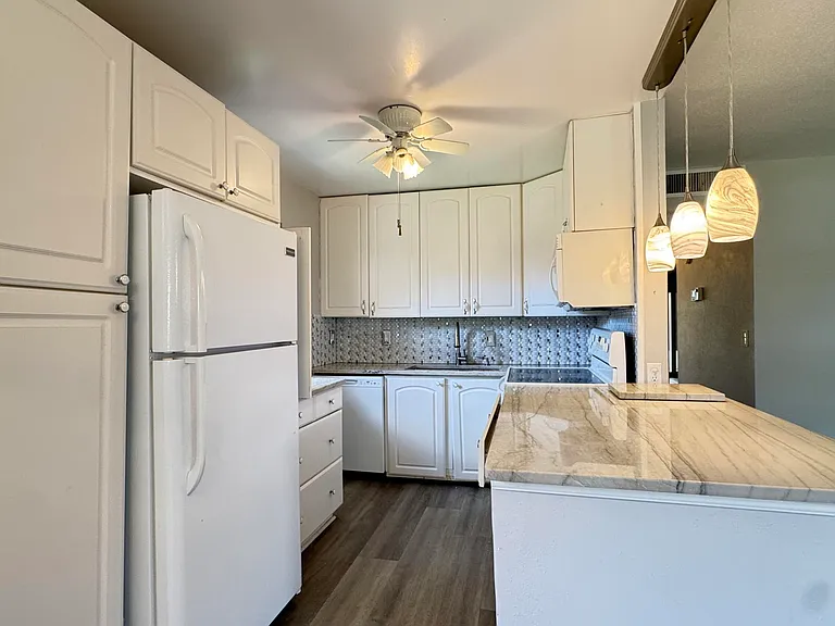 220 Seville Ct #J — Photo 1