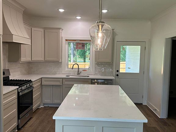3rd image of 118 Silverthorne Dr