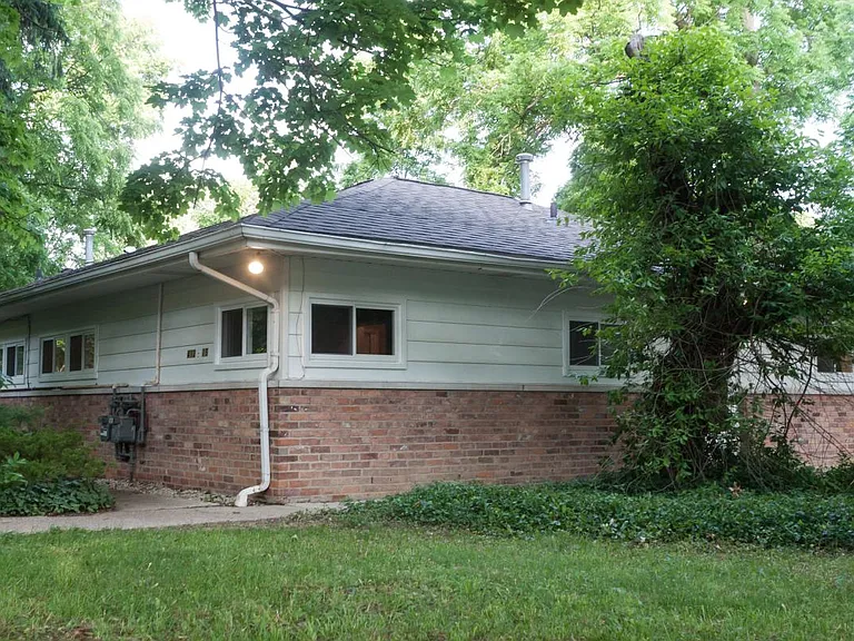 415 S Revena Blvd — Photo 2