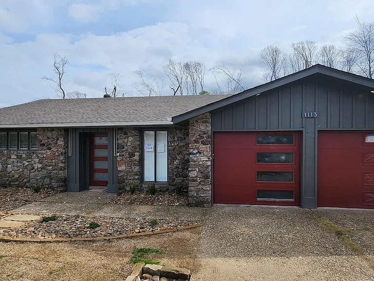 1113 N Shackleford Rd — Photo 1