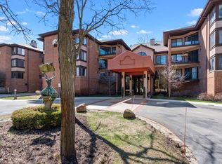 1600 W Green Tree Rd APT 224, Glendale, WI 53209