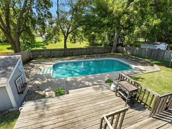 7008 Michael Ln, Pleasant Valley, MO 64068