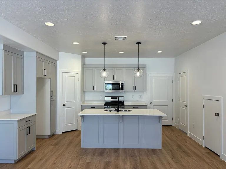 2639 E Wake Forest Ln — Photo 2