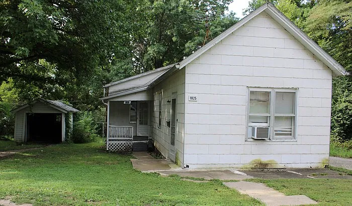 1025 Kickapoo St