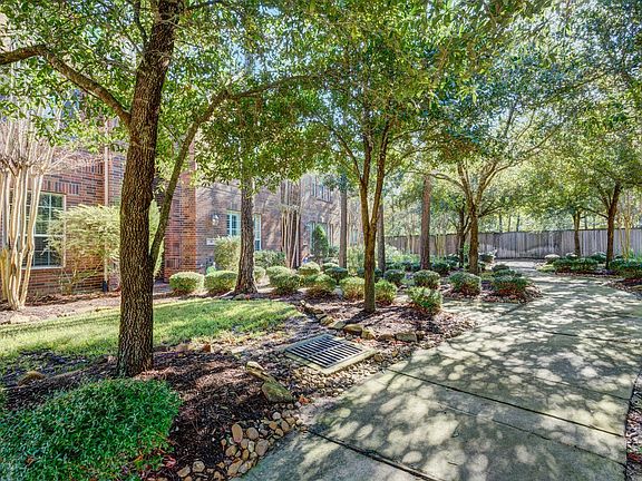 3rd image of 10 Bettina Ln