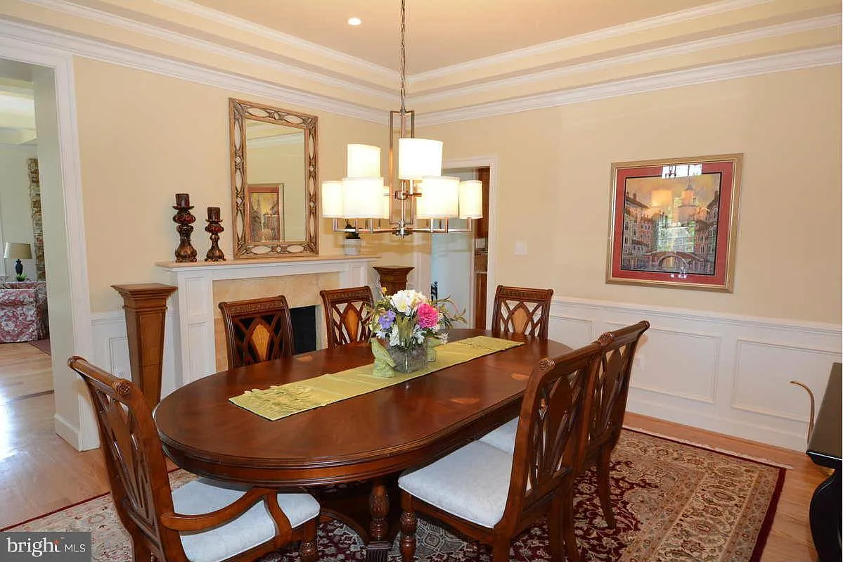 6 bed, 5.5 bath, 5700 sqft, $9,000 — Photo 2