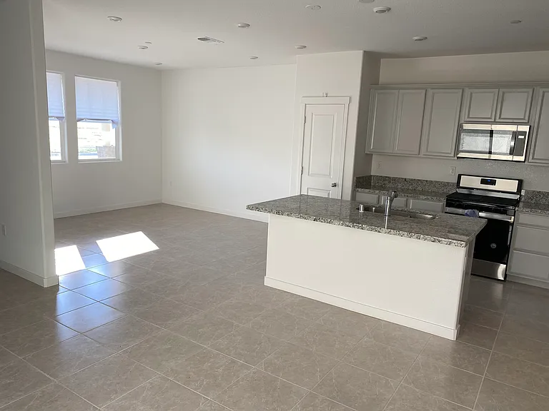 135 E Central Pkwy — Photo 5