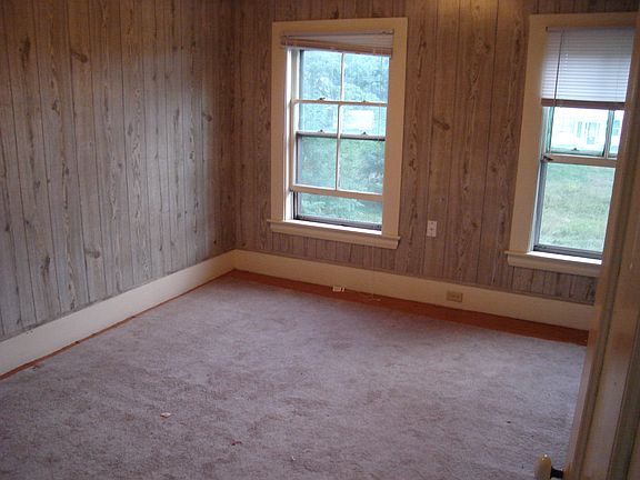this photo does not show new carpets