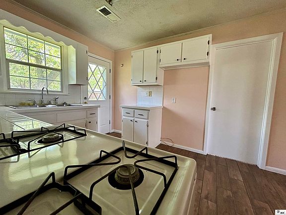 5th image of 216 Camellia Dr