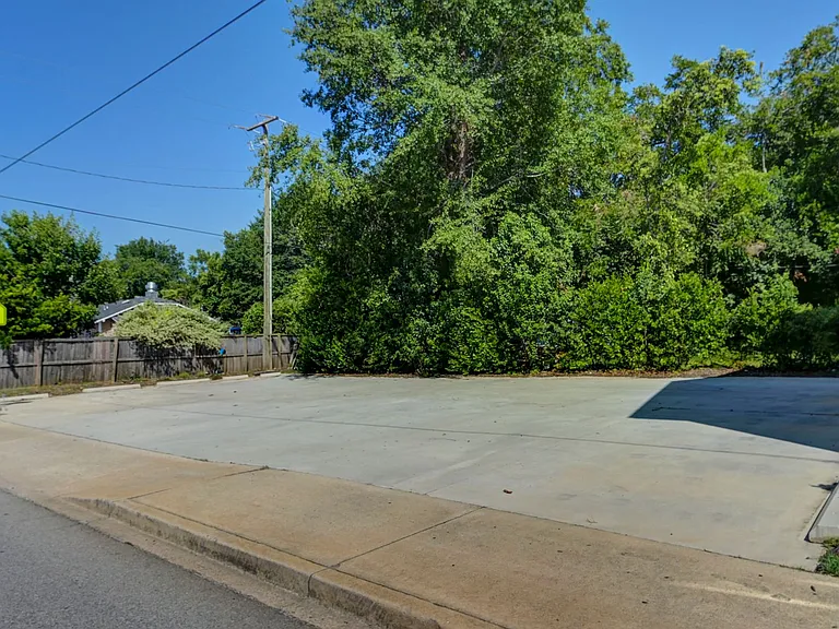 2035 Rosewood Dr — Photo 2