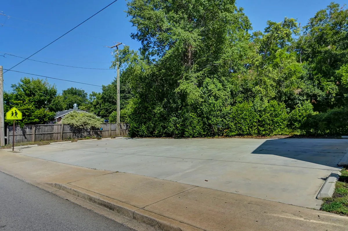 Building Photo - 2035 Rosewood Dr