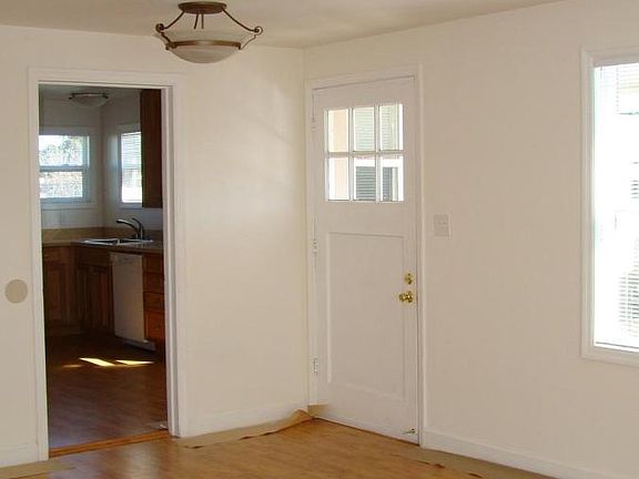3rd image of 932 University Dr APT 5