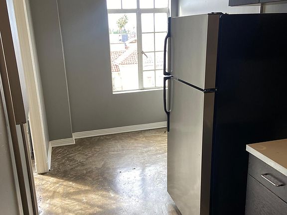 2nd image of 5225 Hollywood Blvd #522