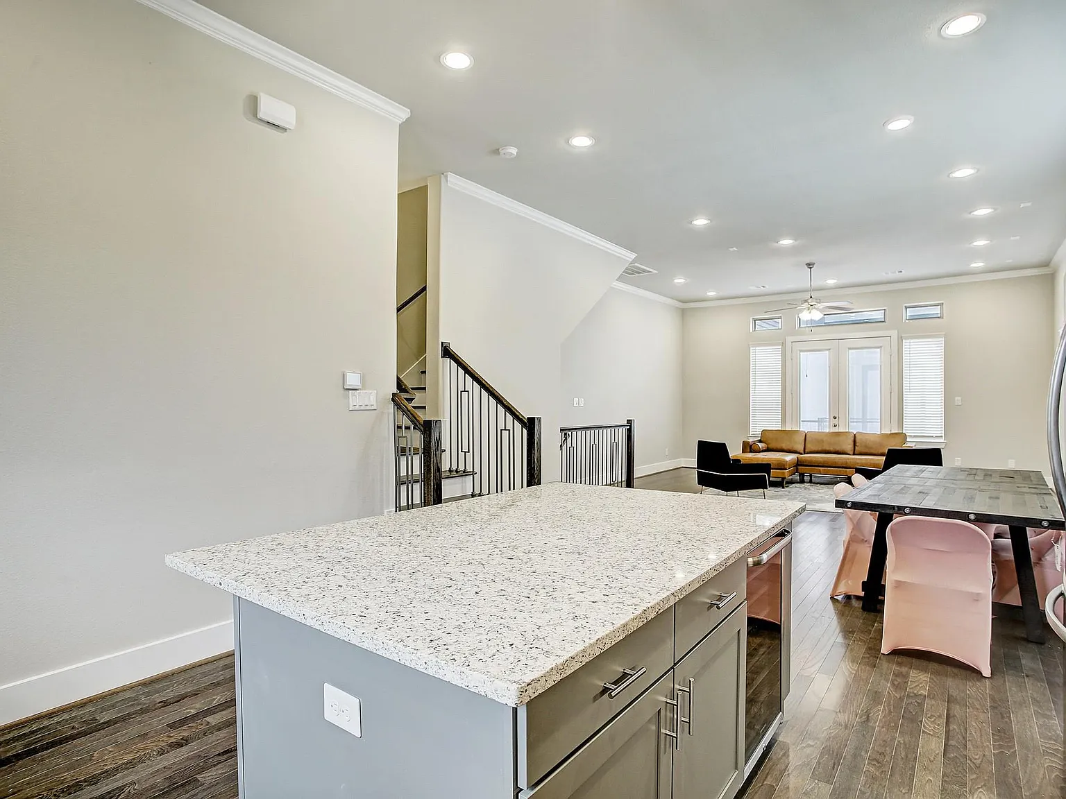 3 bed, 3.5 bath, 2171 sqft, $3,000 — Photo 3