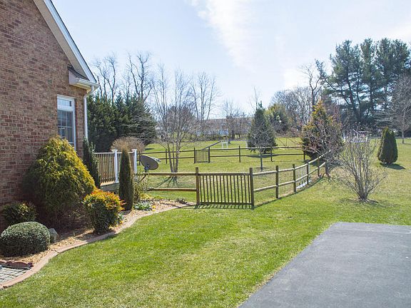 2nd image of 2131 Knoll Crest Dr