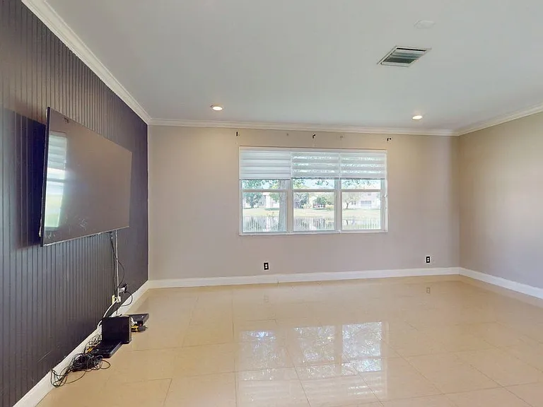 113 Canterbury Pl — Photo 5