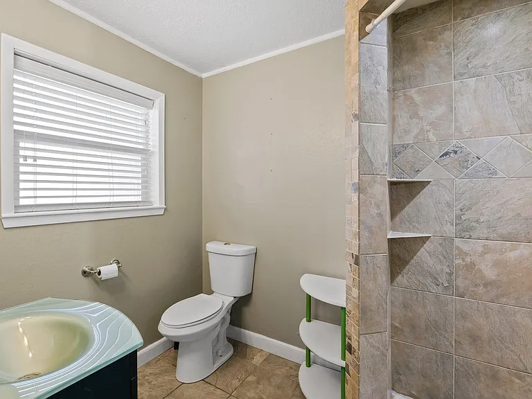 1905 Zapp Ln — Photo 13