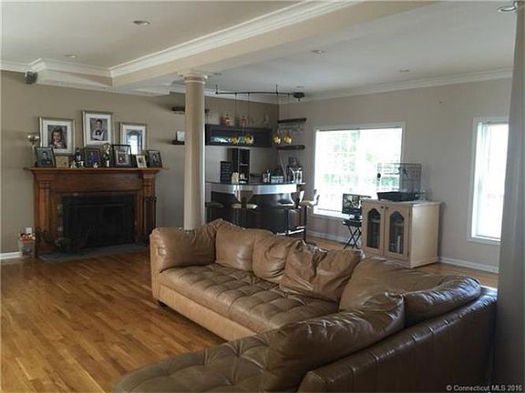4th image of 588 Townsend Ave