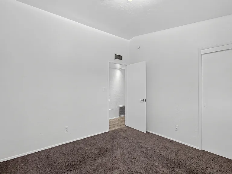 4720 N Miller Rd — Photo 20