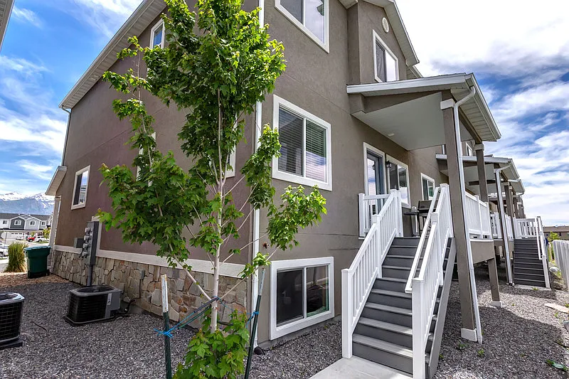 4 bed, 2.5 bath, 2350 sqft, $795 — Photo 2