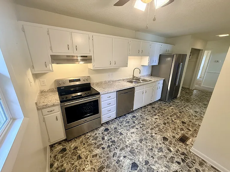 1009 Louisburg Pl — Photo 12