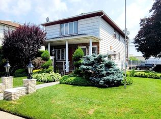 250 Maple Pl, Mineola, NY 11501