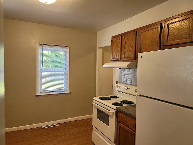 21395 Oxford Ave — Photo 9