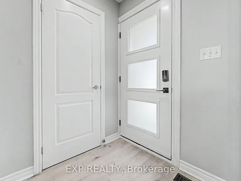 457 Heddle Cres — Photo 4