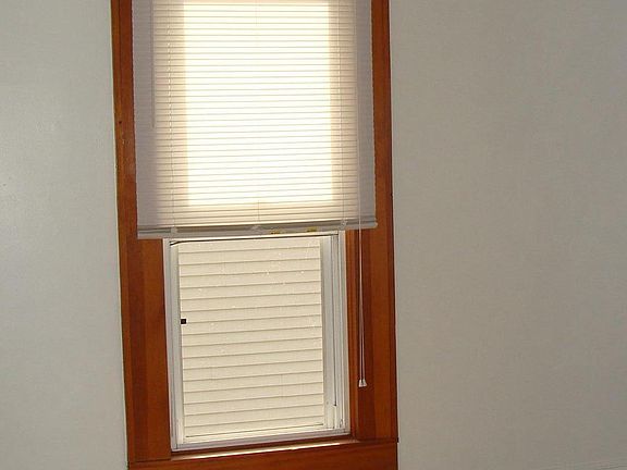 3rd image of 812 W Main St #3