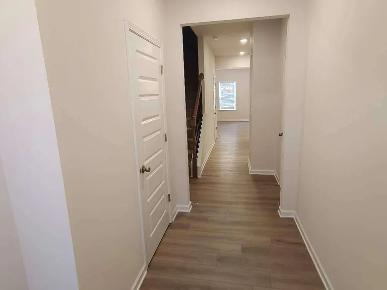 269 Dupont Dr — Photo 2