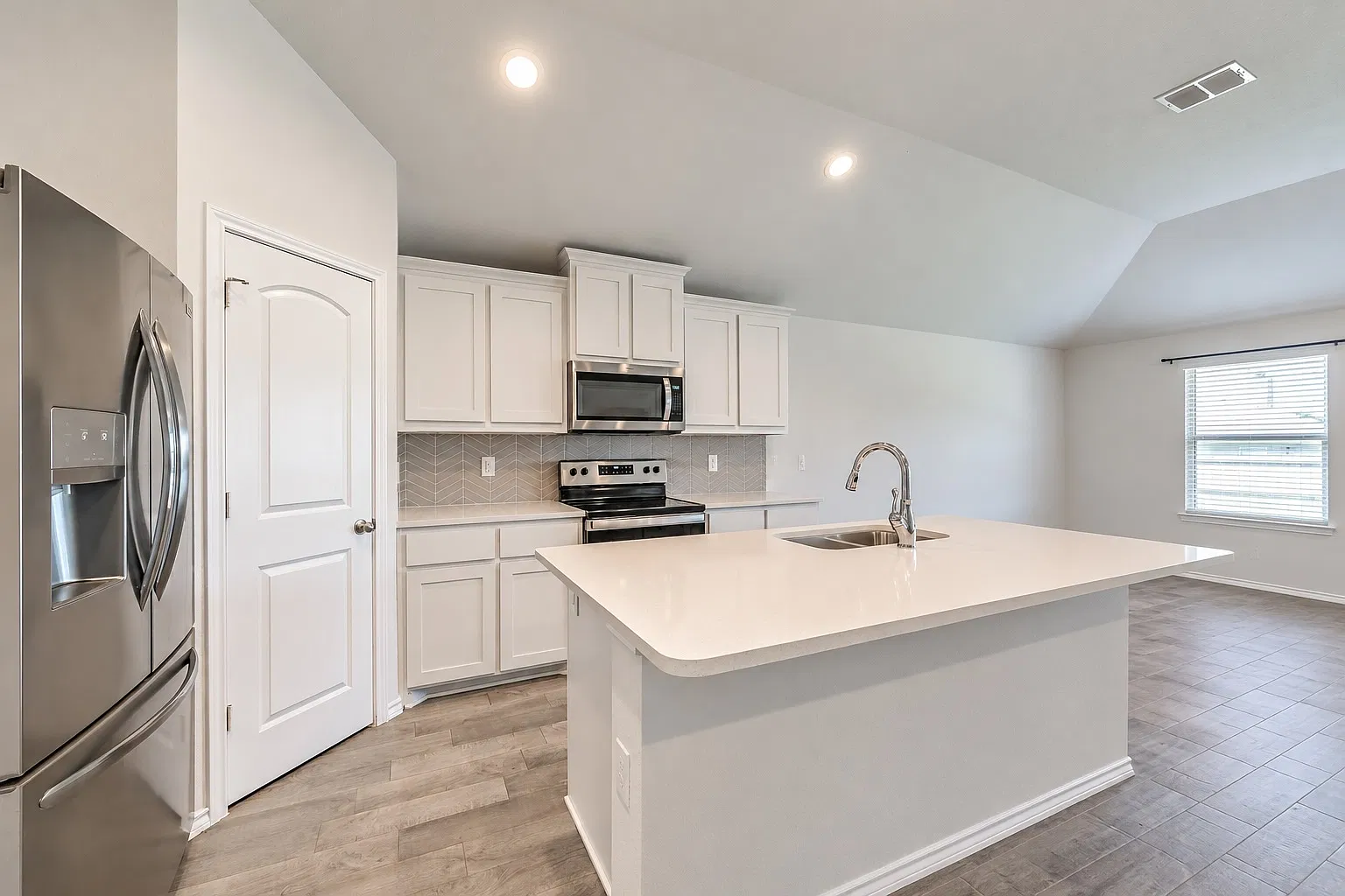 4 bed, 1911 sqft, $2,650 — Photo 4