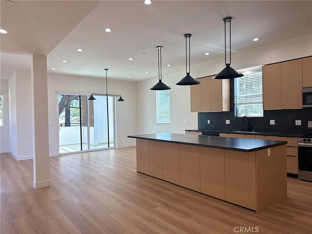 4 bed, 2190 sqft, $9,900 — Photo 3