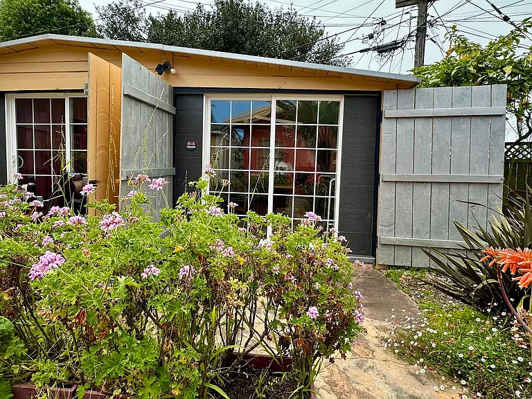 681 Victoria St — Photo 13