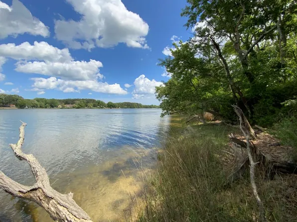 5 Cobbs Hall Ln, Kilmarnock, VA 22482