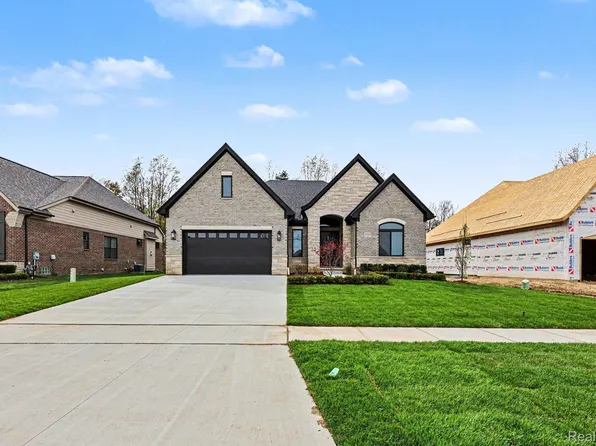 57135 Meadowridge Dr, Washington, MI 48094