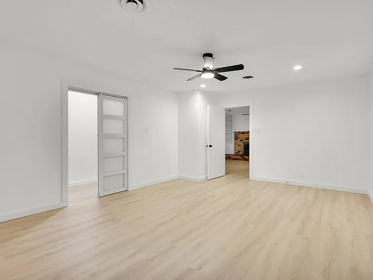 1127 Hillcrest St — Photo 2