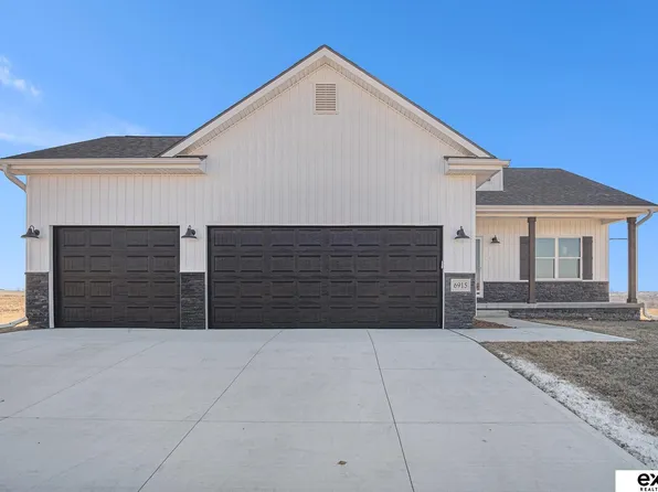 6915 Port Royal Dr, Papillion, NE 68046