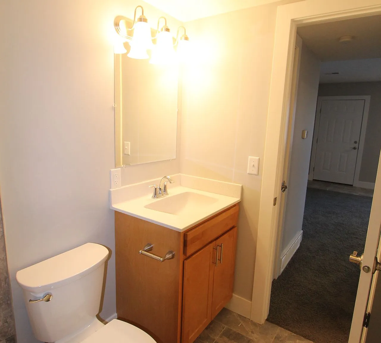 Midtown is a Must! 1 bedroom at the Coventry! Free laundry and Parking! — Photo 3