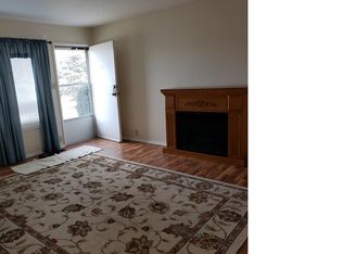 1426 Hollycrest Cir, Galesburg, IL 61401