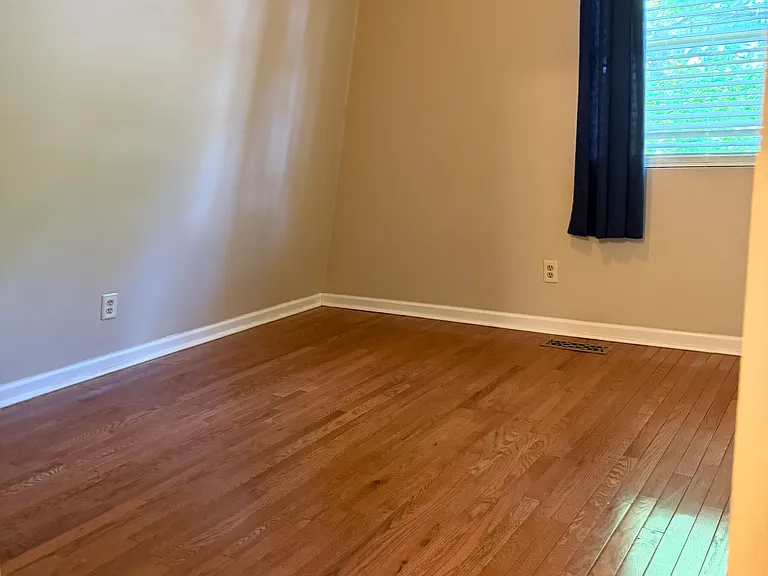 1016 Bryant Dr — Photo 7