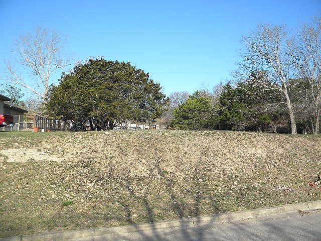 2nd image of 1024 Elm Rdg