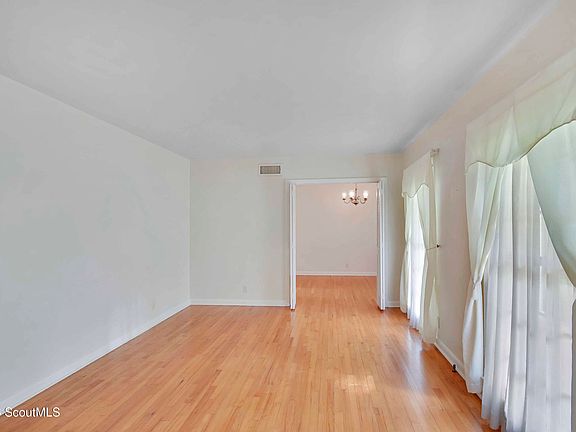 4th image of 2711 Oriole St