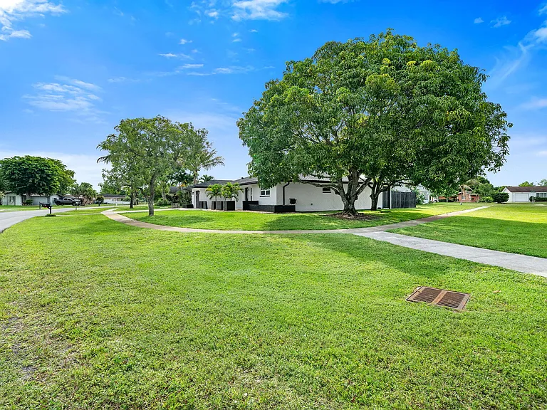 908 Hibiscus Dr — Photo 33