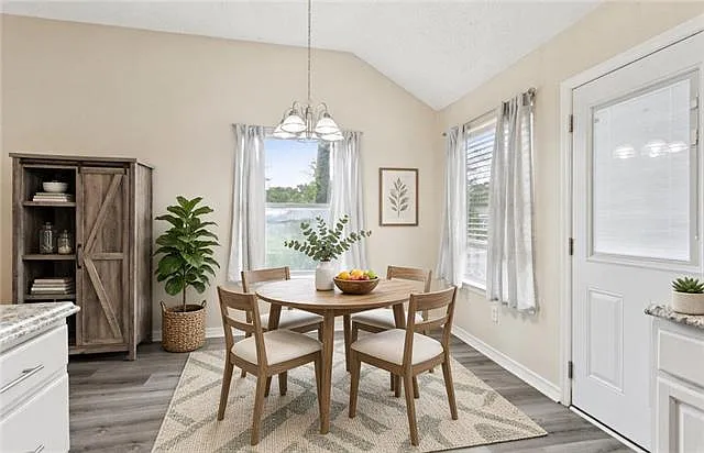 3 bed, 2.0 bath, 1270 sqft, $2,000 — Photo 4