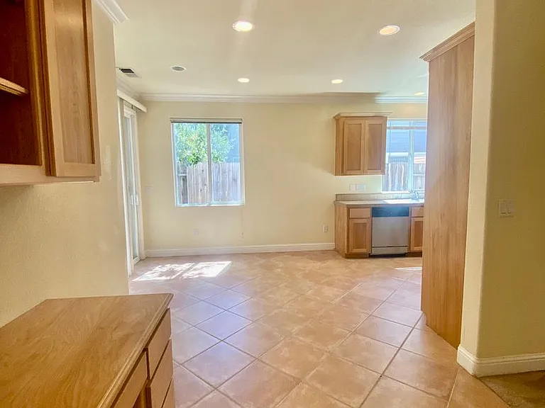 2319 Glacier Pl #B — Photo 5